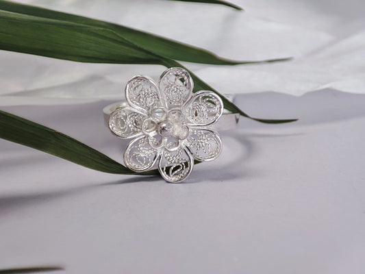 Love me, Love me not Daisy ring